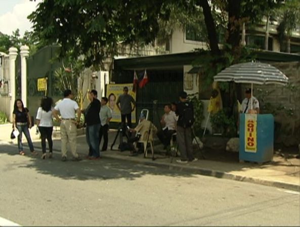 People waiting outside the president Aquino's home in Times Street. Shot by Gani Taoatao