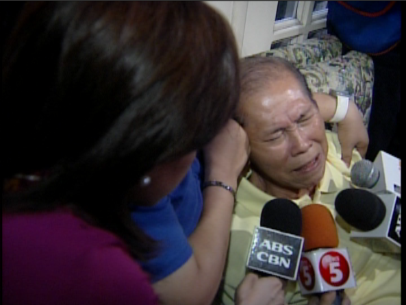 Lauro Vizconde fainting, with Jing Castaneda (Shot by Chito Concepcion, ABS-CBN News)